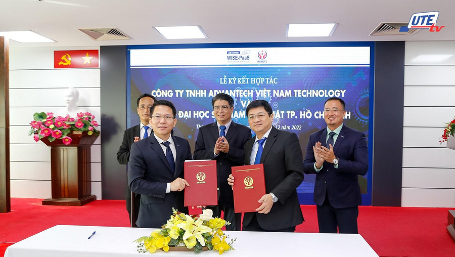 Đại diện Trường ĐH Sư phạm Kỹ thuật TPHCM phối hợp cùng Advantech Việt Nam ký kết hợp tác.