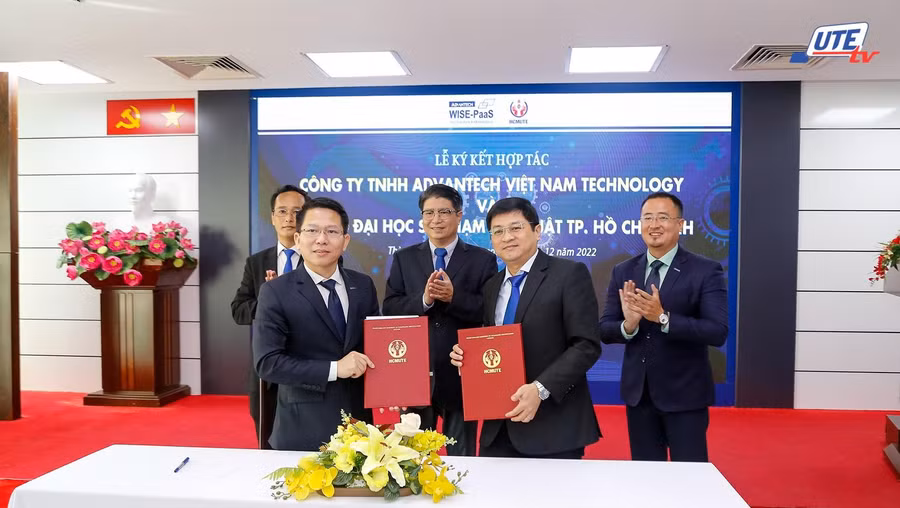 Đại diện Trường ĐH Sư phạm Kỹ thuật TPHCM phối hợp cùng Advantech Việt Nam ký kết hợp tác.