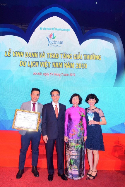 Phó Thủ tướng Vũ Đức Đam chúc mừng và chụp hình lưu niệm cùng NGƯT.GS.TS Mai Hồng Quỳ, TS. Lê Minh Thành (bìa trái). Phó Thủ tướng Vũ Đức Đam chúc mừng và chụp hình lưu niệm cùng NGƯT.GS.TS Mai Hồng Quỳ, TS. Lê Minh Thành (bìa trái).
