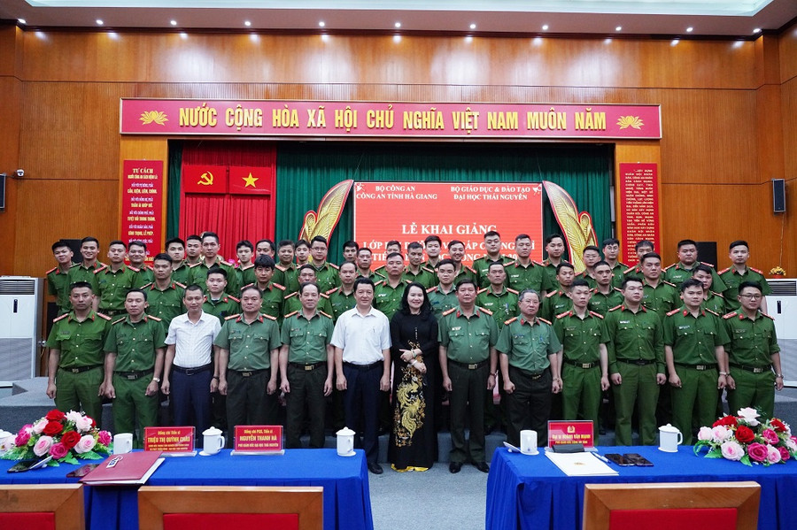 Lớp bồi dưỡng tiếng dân tộc Mông cho cán bộ, chiến sĩ Công an tỉnh Hà Giang. Lớp bồi dưỡng tiếng dân tộc Mông cho cán bộ, chiến sĩ Công an tỉnh Hà Giang.