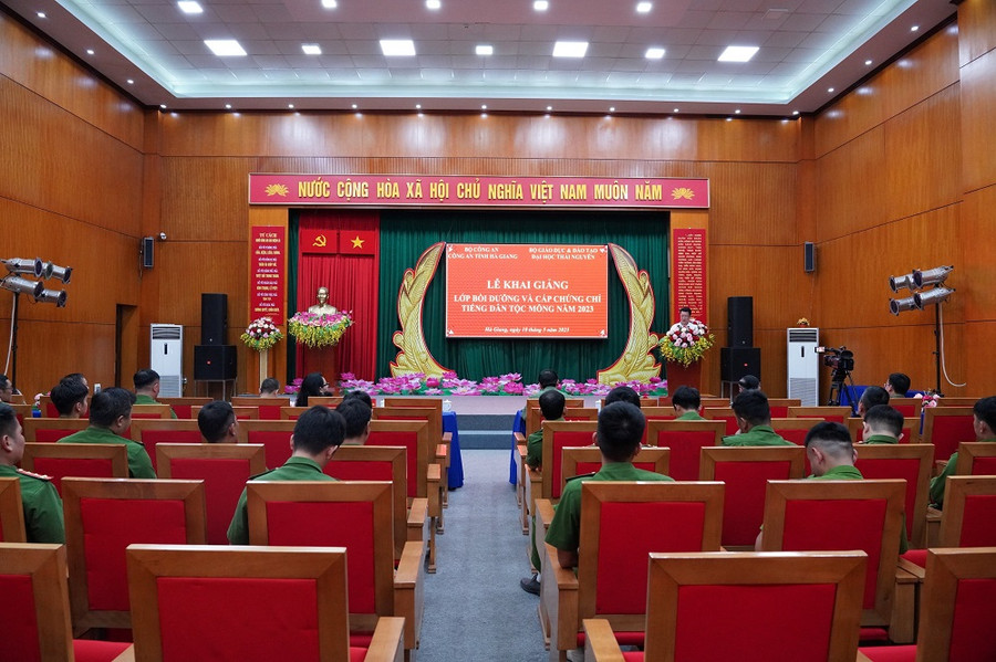 Đẩy mạnh bồi dưỡng, nâng cao tiếng dân tộc thiểu số cho cán bộ, chiến sĩ công an.
