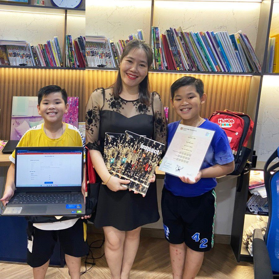 Chị Trần Ty và hai con trai đạt 15/15 khiên Cambridge sau quá trình học tại Ms Hoa Junior. Chị Trần Ty và hai con trai đạt 15/15 khiên Cambridge sau quá trình học tại Ms Hoa Junior.