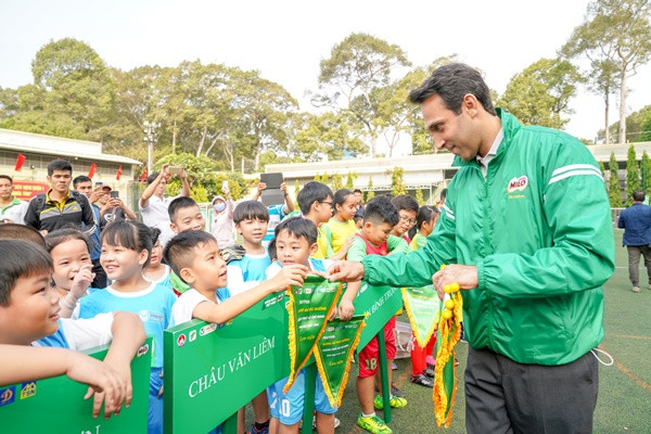 Ông Ali Abbas - Giám đốc kinh doanh ngành hàng thức uống dinh dưỡng và sữa công ty Nestlé Việt Nam tặng cờ lưu niệm cho các đội về dự giải Ông Ali Abbas - Giám đốc kinh doanh ngành hàng thức uống dinh dưỡng và sữa công ty Nestlé Việt Nam tặng cờ lưu niệm cho các đội về dự giải