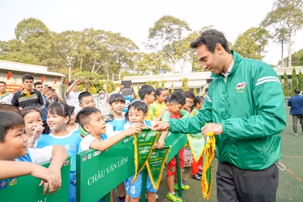 Ông Ali Abbas - Giám đốc kinh doanh ngành hàng thức uống dinh dưỡng và sữa công ty Nestlé Việt Nam tặng cờ lưu niệm cho các đội về dự giải