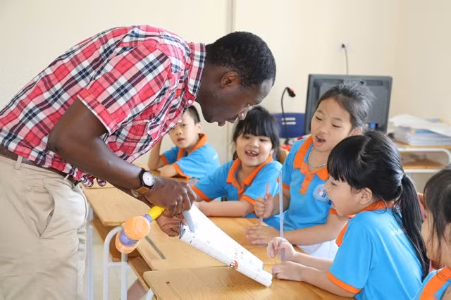 Nhiều trường phổ thông liên kết với Trung tâm Anh ngữ được để đưa giáo viên nước ngoài vào dạy học.