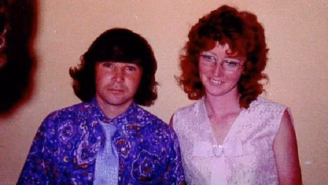  Khi Katherine Knight kết hôn với David Kellett, mẹ cô ta đã cảnh báo rằng: "Anh nên cẩn thận, kẻo có ngày nó giết anh đấy."