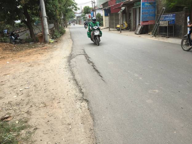 Đoạn đường mới được tu sửa nhưng đã lại xuống cấp, nứt toác, gập ghềnh Đoạn đường mới được tu sửa nhưng đã lại xuống cấp, nứt toác, gập ghềnh