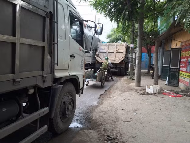 Những xe tải lưu thông trên tuyến đường chật hẹp gay ùn tắc giao thông