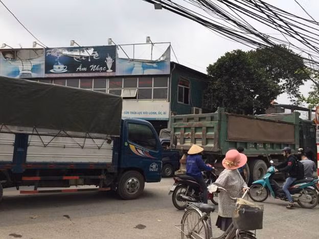 Nhiều xe không thể di chuyển đành quay đầu tìm hướng khác đi