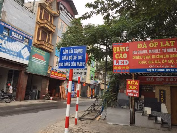 Biển cấm được đặt tại 2 đầu tuyến đường nhưng nhiều tài xế đã lờ đi