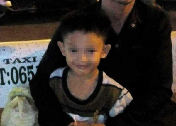 Hàng xóm nhiều lần thấy cháu bé bị đánh đập