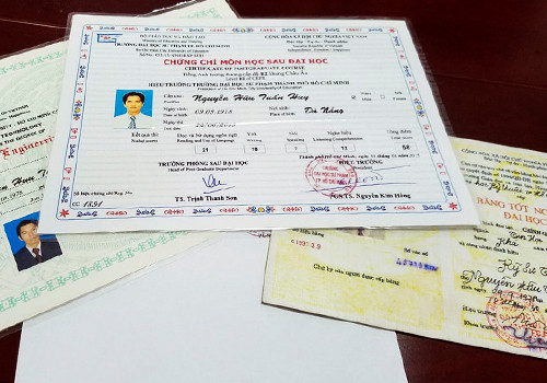 Nhiều văn bằng, chứng chỉ giả được Huy làm để sử dụng đi xin việc. Ảnh: Ngọc Trường.
