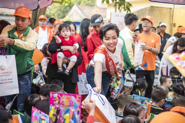 Hoa hậu trao học bổng cho học sinh nghèo hiểu học dân tộc Tày và Nùng. Hoa hậu trao học bổng cho học sinh nghèo hiểu học dân tộc Tày và Nùng.