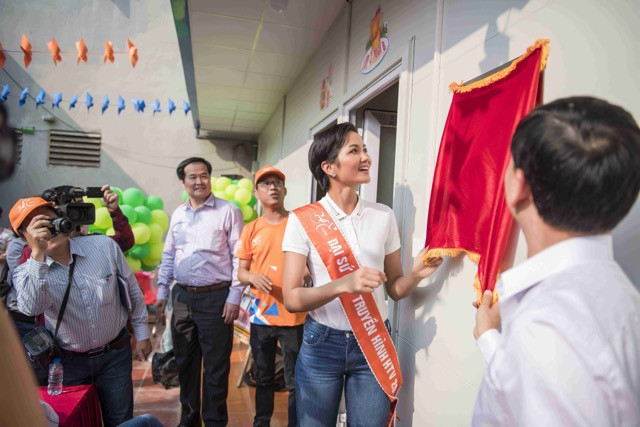 Hoa hậu khánh thành điểm trường Tát Là, trường mầm non thị trấn Cao Lộc, tỉnh Lạng Sơn. Hoa hậu khánh thành điểm trường Tát Là, trường mầm non thị trấn Cao Lộc, tỉnh Lạng Sơn.