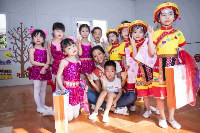Hoa hậu H’Hen Niê chụp ảnh cùng các em học sinh đã biểu diễn văn nghệ chào mừng đoàn đua xe. Hoa hậu H’Hen Niê chụp ảnh cùng các em học sinh đã biểu diễn văn nghệ chào mừng đoàn đua xe.