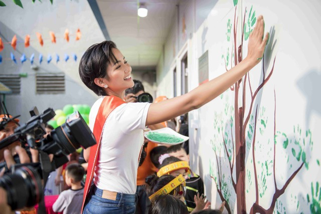 Người đẹp với bàn tay đầy màu sắc cùng các em học sinh trang trí trường mới. Người đẹp với bàn tay đầy màu sắc cùng các em học sinh trang trí trường mới.