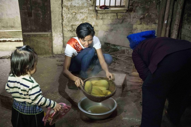 Hoa hậu H’Hen Niê đến thăm gia đình Vi Thanh Trúc cùng bà nội. Hoa hậu H’Hen Niê đến thăm gia đình Vi Thanh Trúc cùng bà nội.