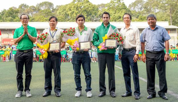 Đại diện Sở GD&ĐT, Sở TDTT TP. HCM tặng hoa và kỷ niệm chương cho các nhà tài trợ giải Đại diện Sở GD&ĐT, Sở TDTT TP. HCM tặng hoa và kỷ niệm chương cho các nhà tài trợ giải