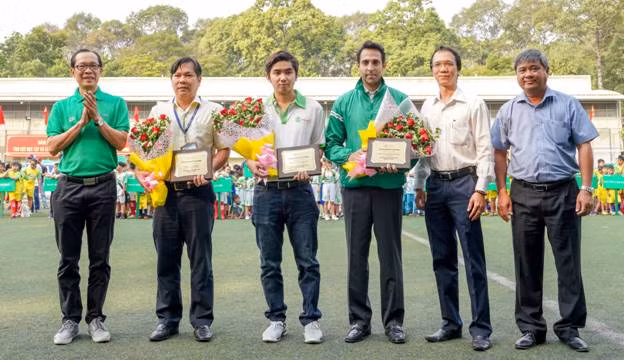 Đại diện Sở GD&ĐT, Sở TDTT TP. HCM tặng hoa và kỷ niệm chương cho các nhà tài trợ giải