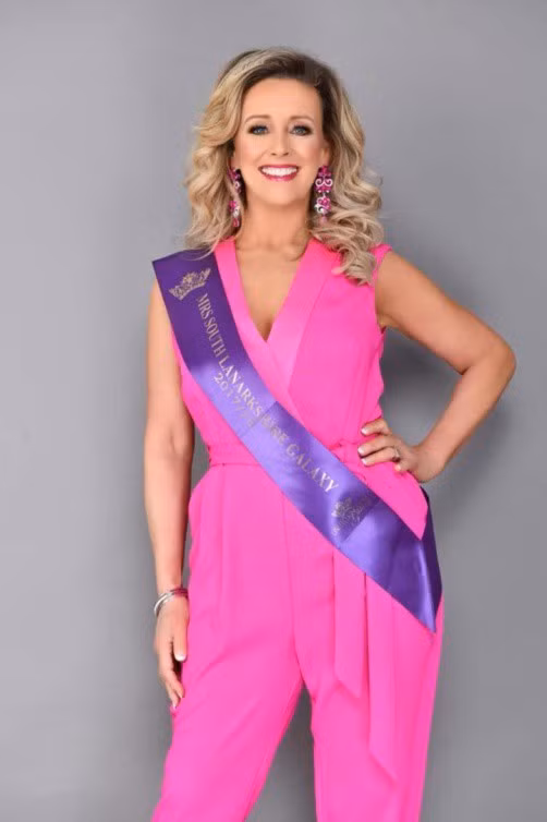  Cô đã xuất sắc đoạt giải Á hậu 1 trong cuộc thi Miss Galaxy UK 