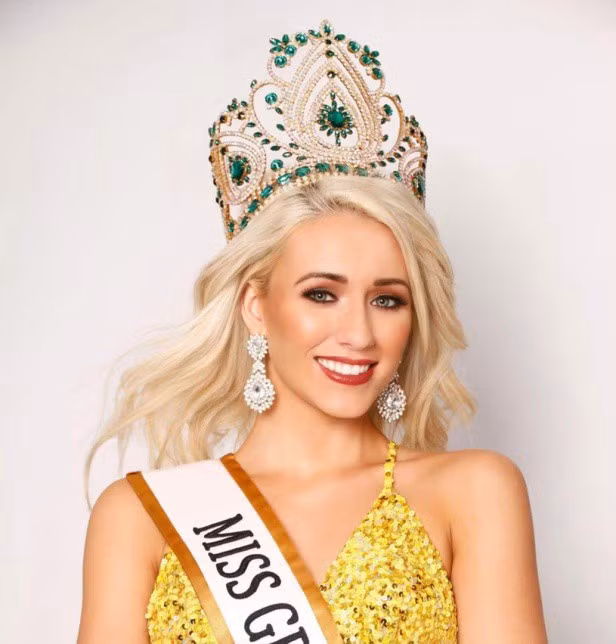 Amy từng đại diện cho Scotland tham dự cuộc thi hoa hậu Trái Đất tại Vienna