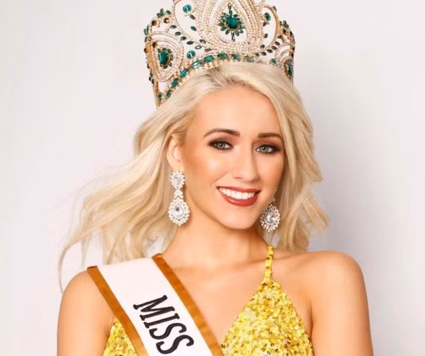 Cùng thi hoa hậu, mẹ 55 và con 24 tuổi gây bão mạng vì quá giống sinh đôi