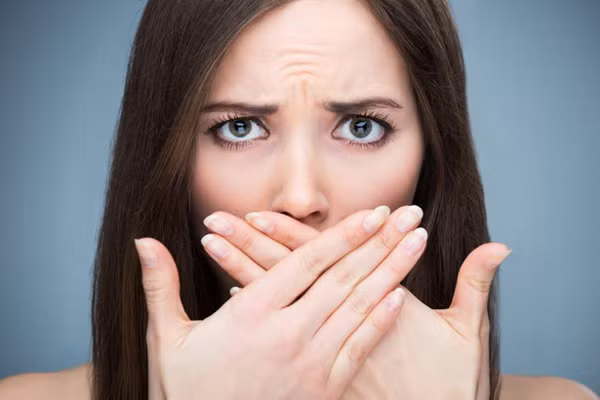 Hơi thở có mùi Theo đông y, hơi thở nặng mùi là do độc tố tích tụ trong phổi, tỳ (lá lách) theo đường miệng thoát ra ngoài.Đây là một trong những tín hiệu báo động tỳ phổi bị nóng, tiêu hóa không tốt, do ăn uống quá độ trong khi cơ thể không tiêu hóa nổi, ăn các đồ cay nóng, ăn nhiều thịt, hải sản, cơ thể mệt mỏi, lao lực quá độ, hoặc do các bệnh lý về răng miệng, chế độ vệ sinh không tốt