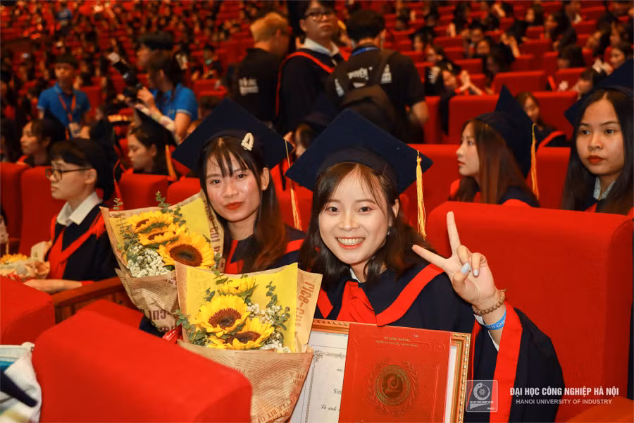 Niềm vui của các tân cử nhân trong ngày lễ tốt nghiệp.