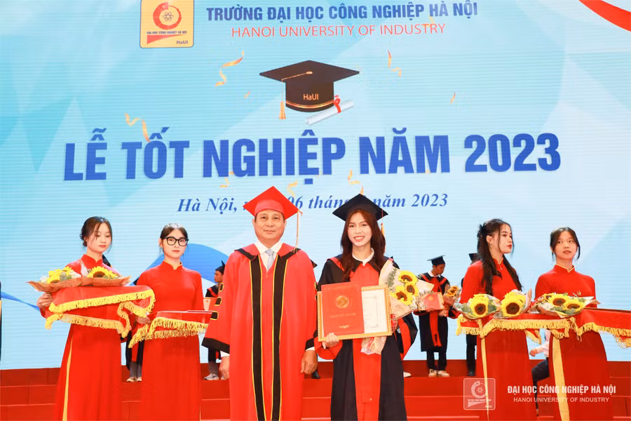PGS.TS Lê Hồng Quân - Bí thư Đảng uỷ, Chủ tịch Hội đồng Trường ĐH Công nghiệp Hà Nội trao giấy khen và bằng tốt nghiệp cho sinh viên tiêu biểu.