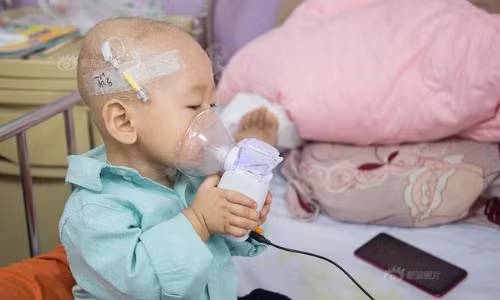 Zi-chen tự dùng máy phun hơi thuốc ở bệnh viện. Ảnh: Sina.