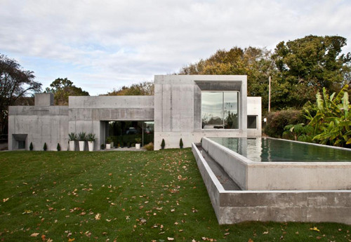 Anh thợ lặn biển Adrian Corrigall và vợ Megan đã dành 18 tháng để xây nhà mình ở East Sussex (Anh), hoàn toàn bằng bê tông. Anh thợ lặn biểnAdrian Corrigall và vợ Megan đã dành 18 tháng để xây nhà mình ởEast Sussex (Anh), hoàn toàn bằng bê tông.