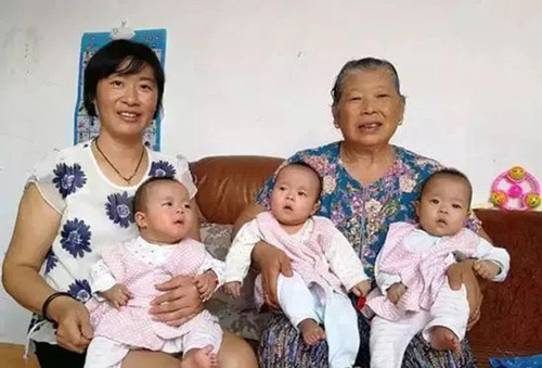 Ba bé nhà chị Zhen do bà ngoại 67 tuổi chăm sóc. Ba bé nhà chị Zhen do bà ngoại 67 tuổi chăm sóc.