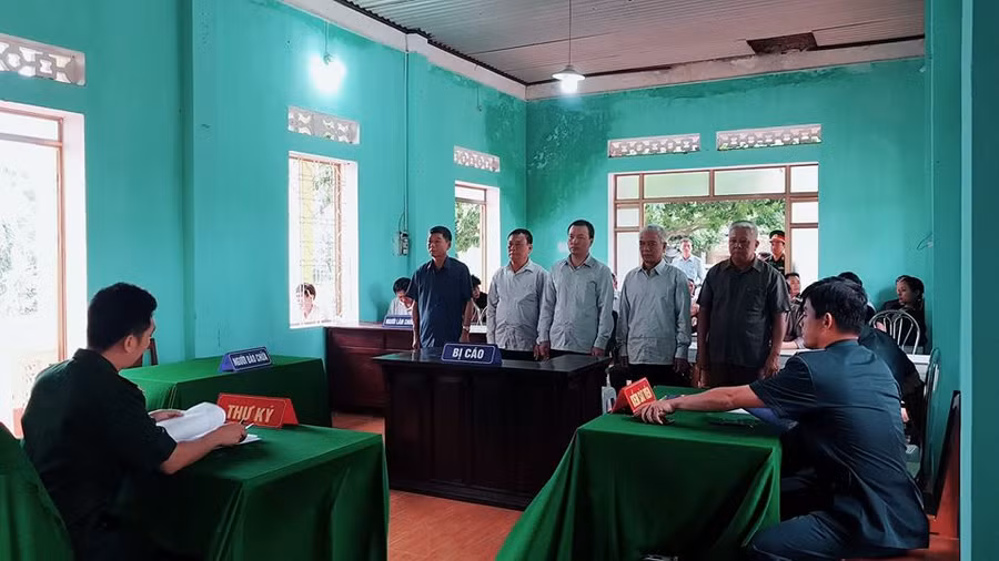 Hội đồng xét xử tuyên án.