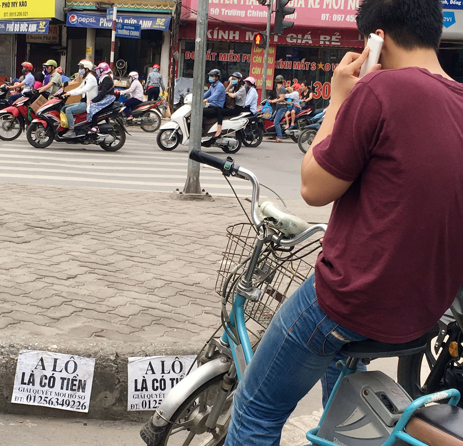 Tận dụng mọi nơi để dán quảng cáo lậu