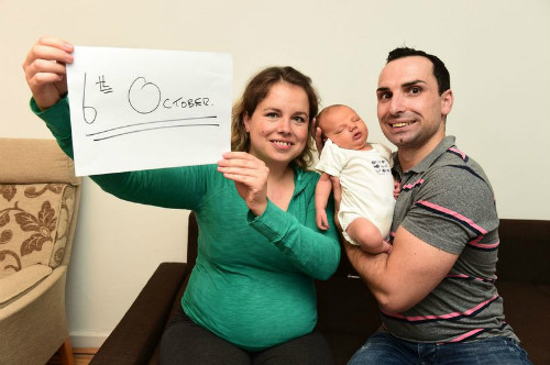 Vợ chồng Tsvetomira và Filip Pavloski hạnh phúc bên cậu con đặc biệt. Ảnh: Mirror.