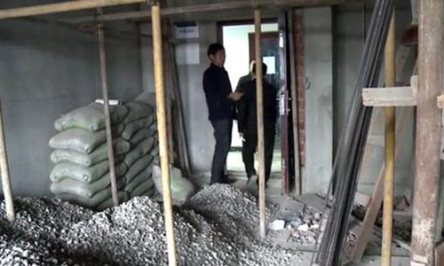 Căn hộ của anh Lan bị người hàng xóm sửa. Căn hộ của anh Lan bị người hàng xóm sửa. Ảnh: Xuehua.