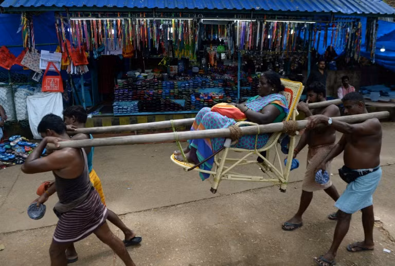 Hầu hết các tín đồ phải đi bộ đến đền thờ bằng chân, nhưng người già và người bị thương được phép sử dụng cáng hoặc kiệu