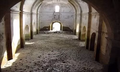 Nhà thờ 500 năm tuổi nhô lên giữa lòng hồ khô cạn - Hình 1