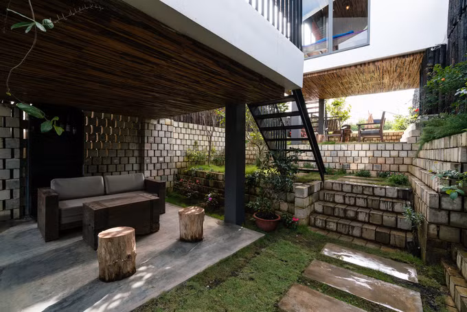 Ngôi nhà tận dụng vật liệu bỏ đi ở Đà Lạt lên báo Mỹ