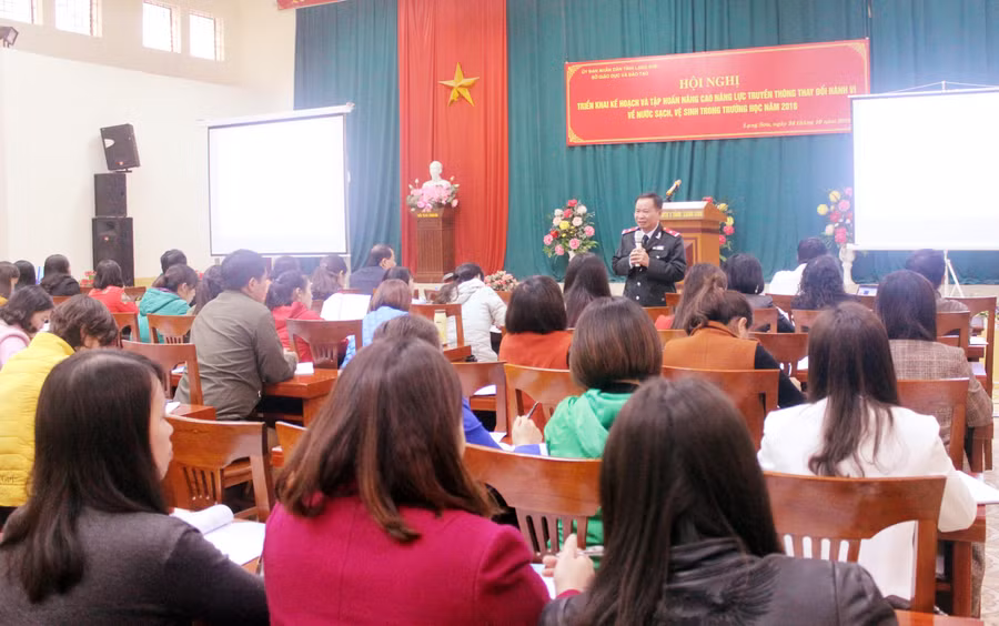 Cán bộ chuyên môn Sở GD&ĐT Lạng Sơn triển khai văn bản tại chương trình tập huấn