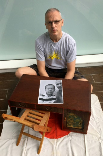 Mỗi lần nhớ con, anh Stephane Lambert chỉ biết mang ảnh bé ra ngắm nhìn. Mỗi lần nhớ con, anh Stephane Lambert chỉ biết mang ảnh bé ra ngắm nhìn. Ảnh: AFP.