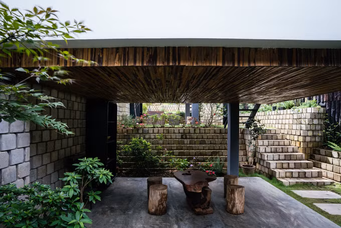 Ngôi nhà tận dụng vật liệu bỏ đi ở Đà Lạt lên báo Mỹ
