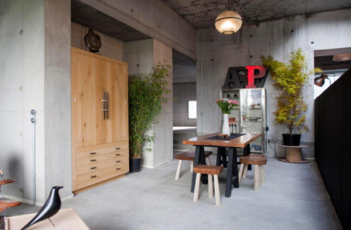 Gia chủ cho biết anh gặp nhiều câu hỏi khiếm nhã, kiểu như "Anh ở trong một bãi đỗ xe đấy à?". Tuy vậy vợ chồng anh vẫn nhất mực yêu nó. Gia chủ cho biết anh gặp nhiều câu hỏi khiếm nhã, kiểu như Anh ở trong một bãi đỗ xe đấy à?.