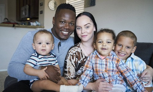 Chị Jessica và chồng bên hai con trai lớn và bé Malachi (ngoài cùng bên trái) sau thời gian đòi được con về từ công ty môi giới đẻ thuê. Chị Jessica chồng bên hai con trai lớn và bé Malachi sau thời gian đòi được con về từ công ty môi giới đẻ thuê. Ảnh: MEGA.