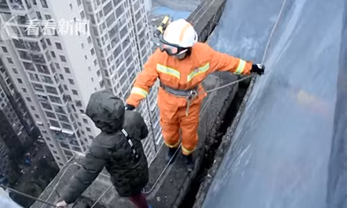 Không muốn đi học, bé 8 tuổi muốn nhảy lầu từ tầng 33