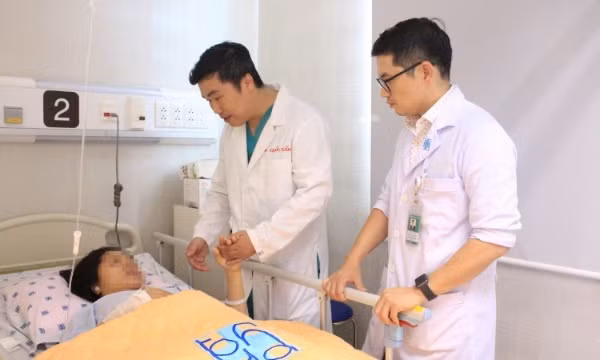 Bác sĩ đang thăm khám cho bệnh nhân. Ảnh: N.P