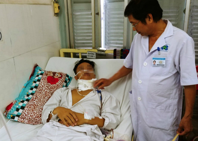 Bác sĩ Trường thăm khám cho bệnh nhân sau phẫu thuật. Ảnh: Lê Phương.