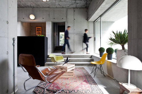 Adrian cho biết anh sử dụng công nghệ bê tông nano của Thụy Sĩ, để tránh phải dùng gạch đá hay vôi vữa, theo cách đơn giản nhất. Adrian cho biết anh sử dụng công nghệ bê tông nano của Thụy Sĩ, để tránh phải dùng gạch đá hay vôi vữa, theo cách đơn giản nhất.