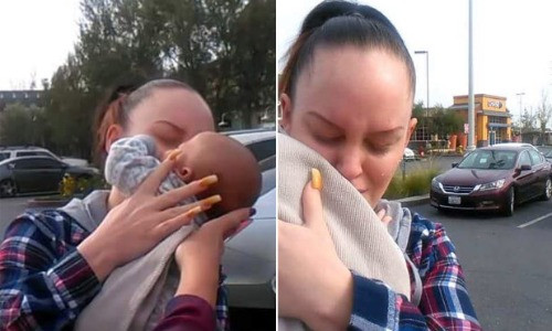 Chị Jessica trào nước mắt khi được công ty môi giới đẻ thuê traocon. Chị Jessica trào nước mắt khi đượccông ty môi giới đẻ thuê trao trr con tại một bãi đỗ xe. Ảnh: Nypost.