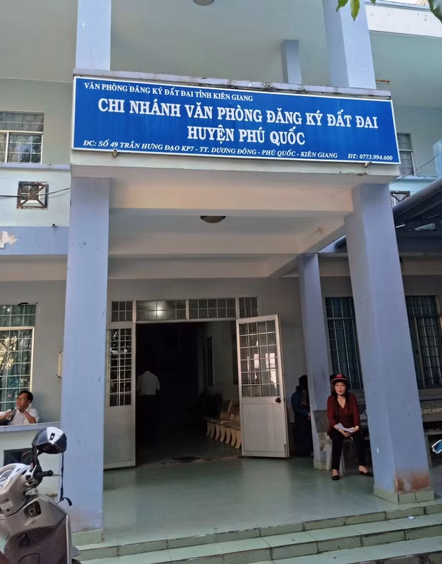 Hàng chục cán bộ Phú Quốc xin tạm nghỉ việc để cách ly tại nhà - 1